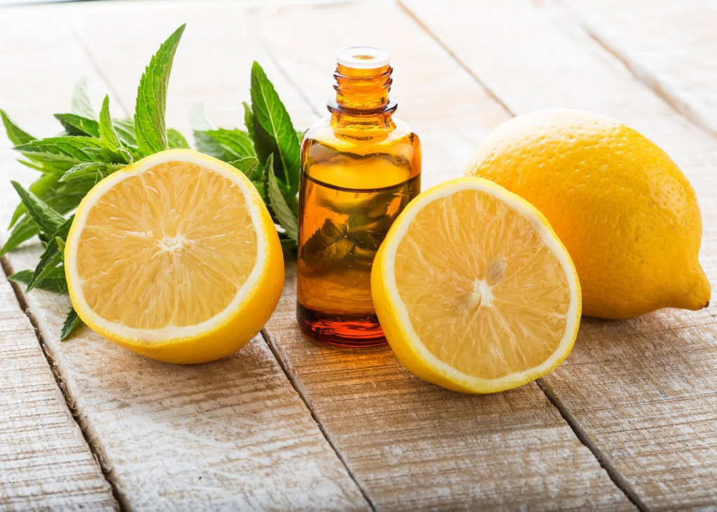 Lemon Essential Oil (Medium)