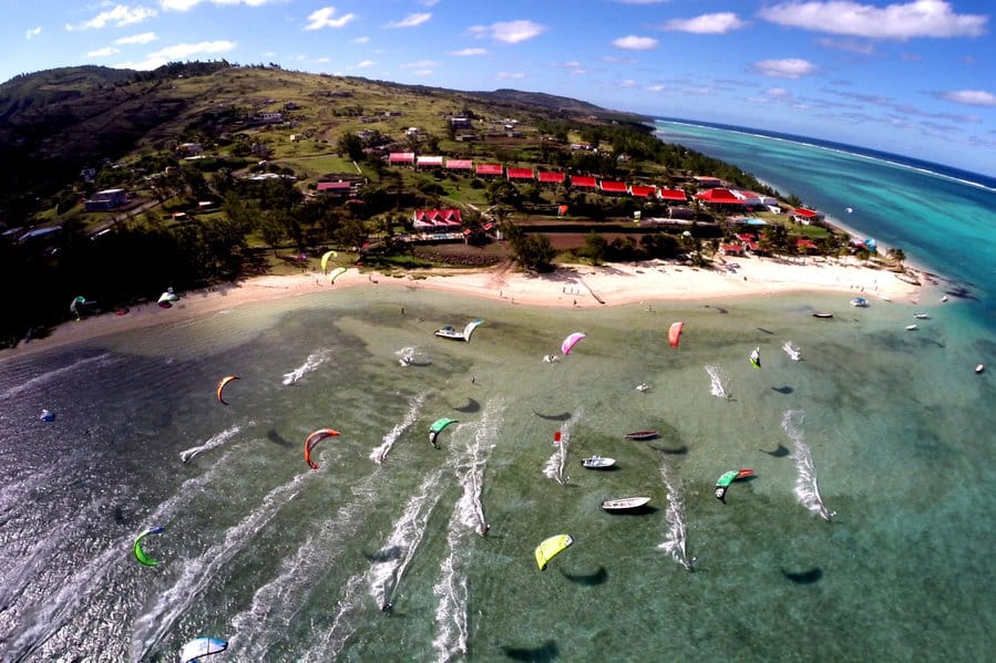drone-shot-of-kitesurfers-on-mauritius-4