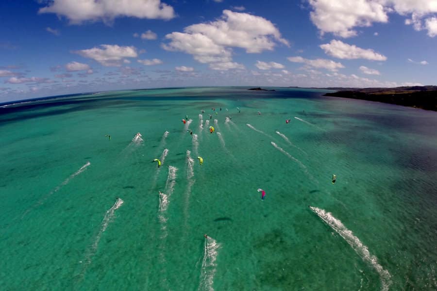 drone-shot-of-kitesurfers-in-mauritius-3